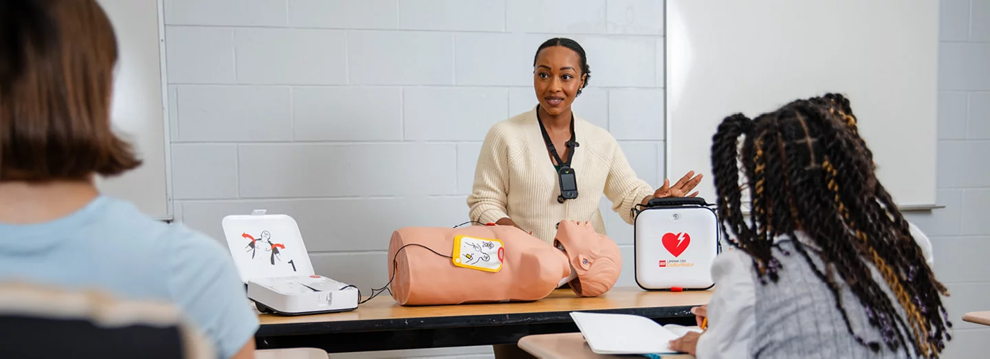 Séance de formation à l’utilisation d’un défibrillateur LIFEPAK CR2.