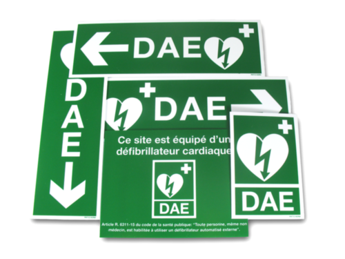 Panneaux verts de signalétique DAE : flèches directionnelles, cœur et éclair, « Ce site est équipé d’un défibrillateur cardiaque ».
